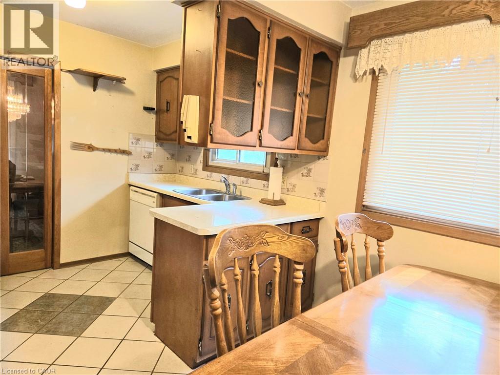 5-bedroom home for sale at 16 STEPHENS Court, Simcoe ON · photo 8 of 29