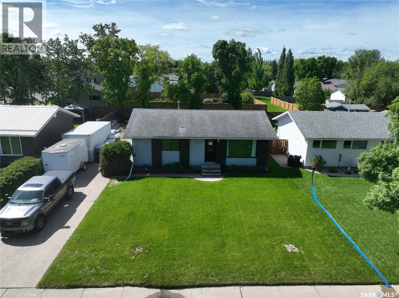 915 Maple DRIVE - 1
