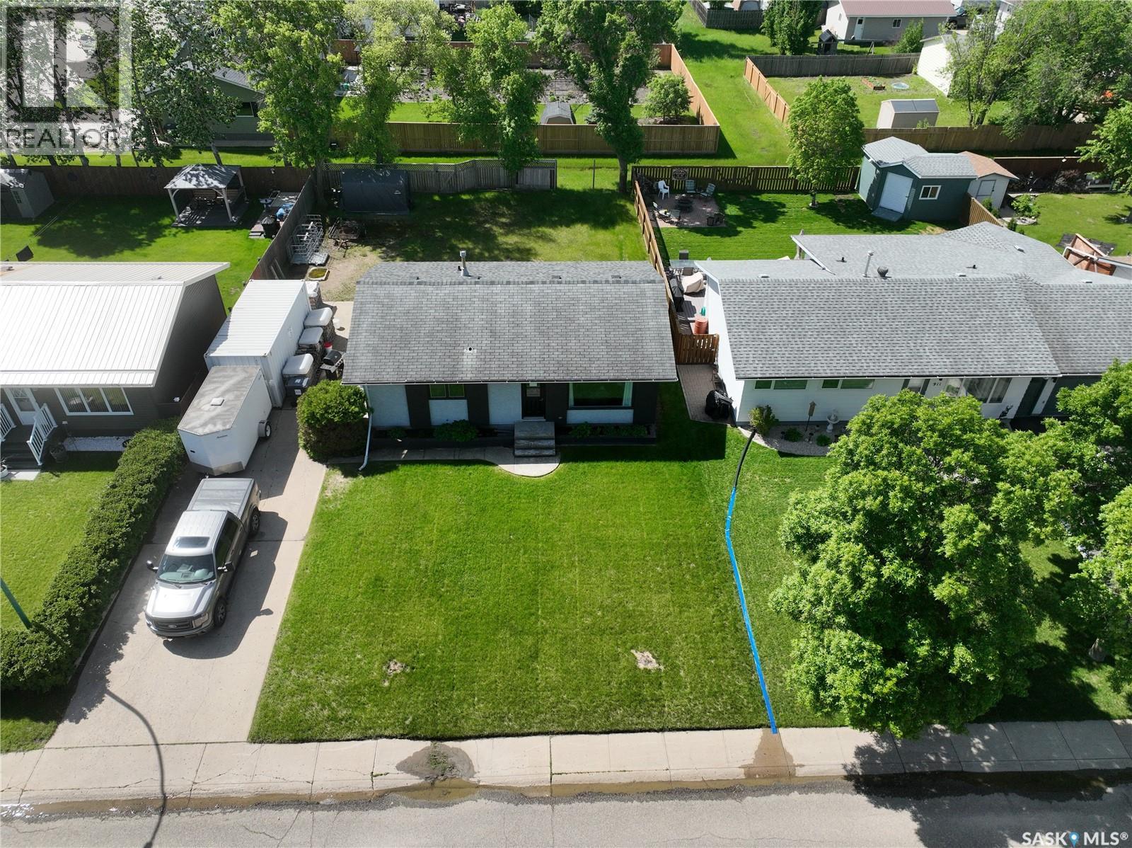 915 Maple DRIVE - 2