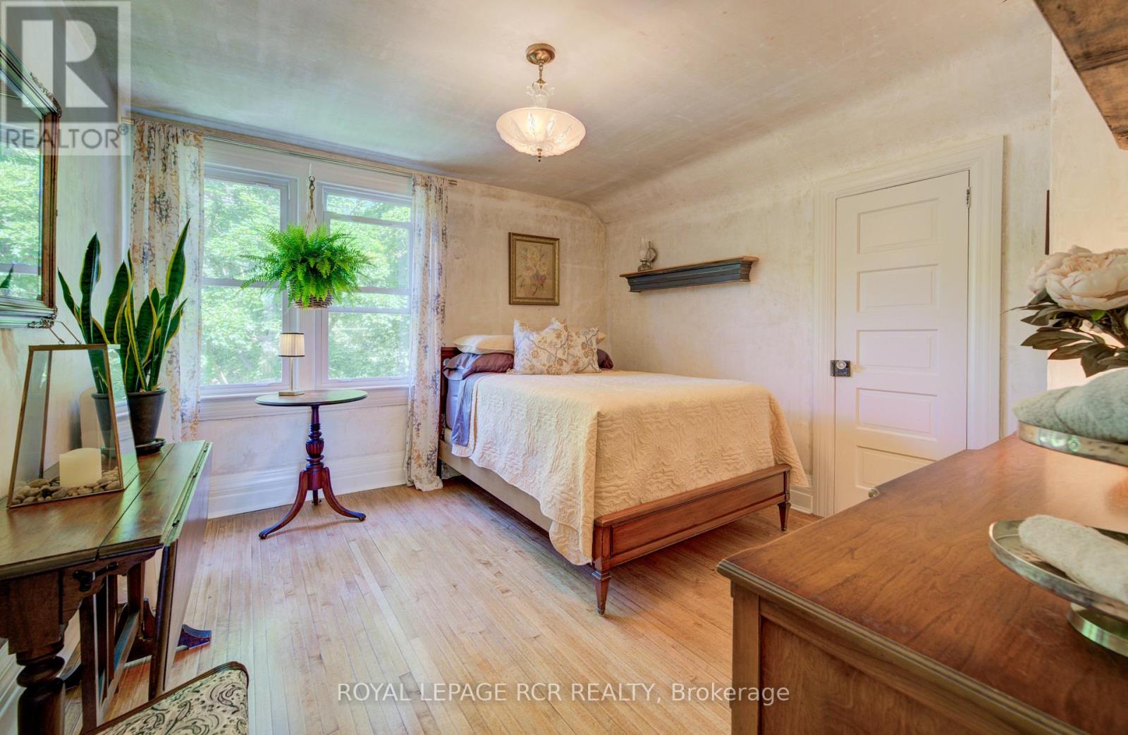 287 FERGUS STREET N - 34