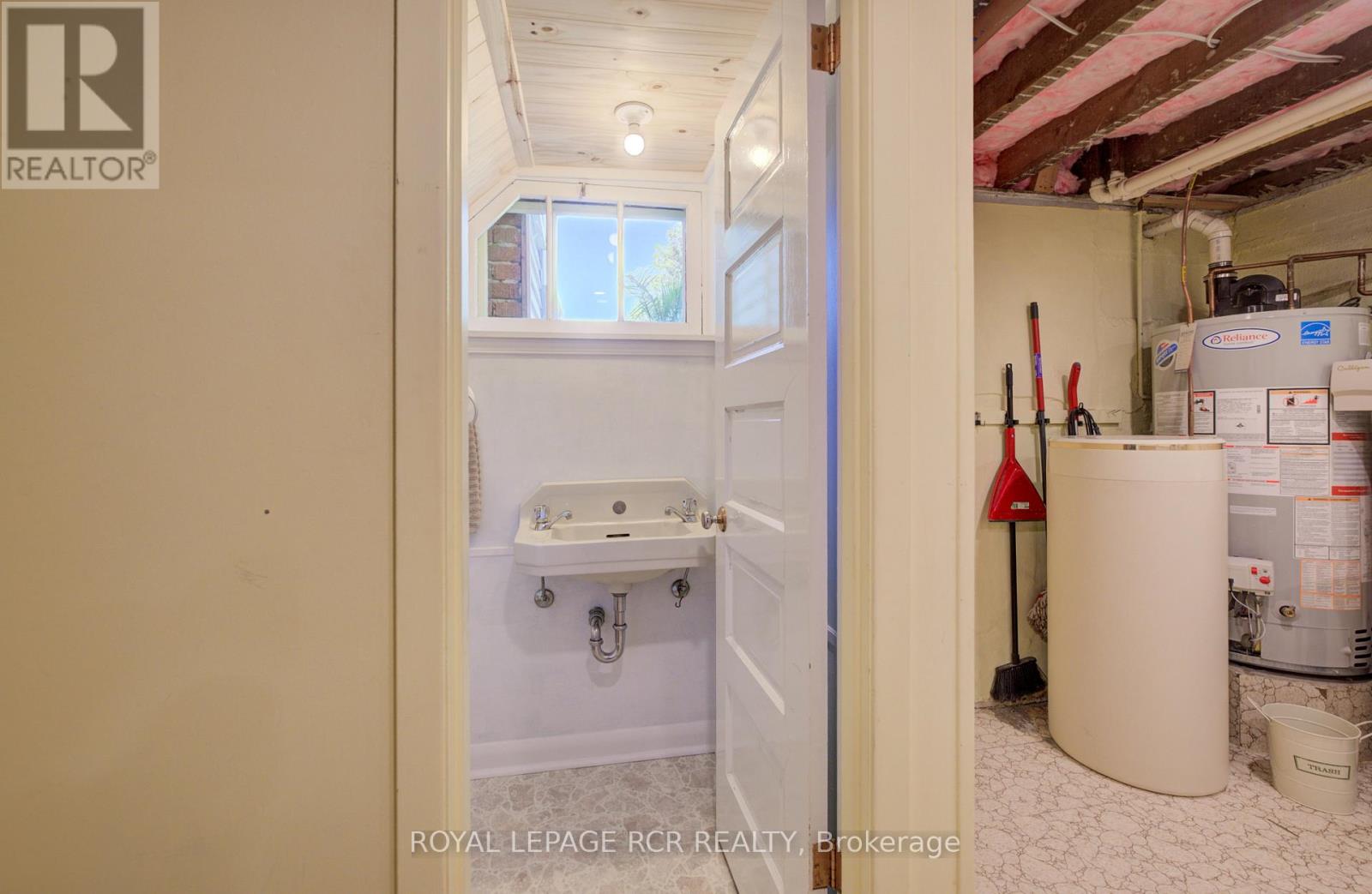 287 FERGUS STREET N - 40