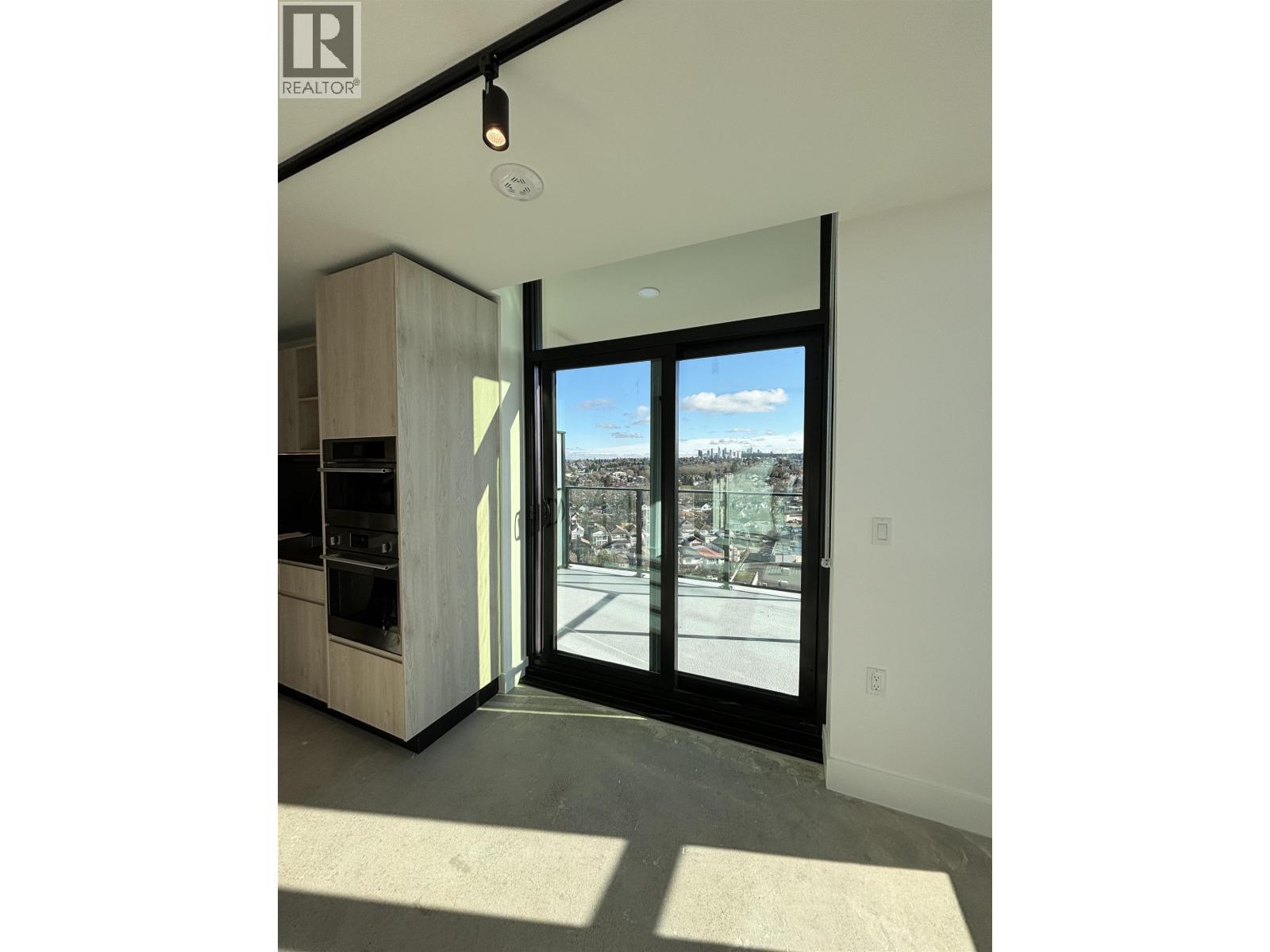 1302 3996 DUMFRIES STREET, Vancouver