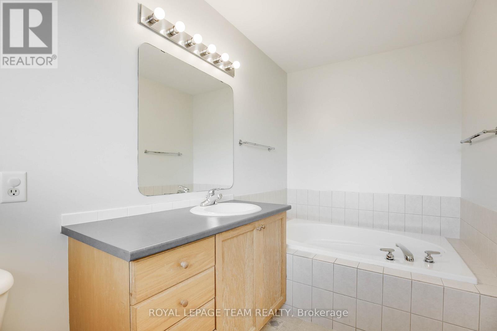 3 Bed, 3 Bath House for Rent in Ottawa – 33 SCAMPTON DRIVE, Ottawa – MLS# X13448606 - Image 24