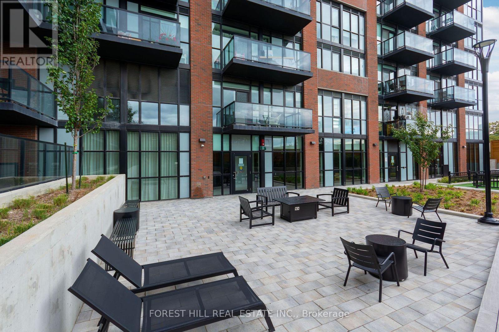 #725 2300 ST CLAIR AVENUE W - 33
