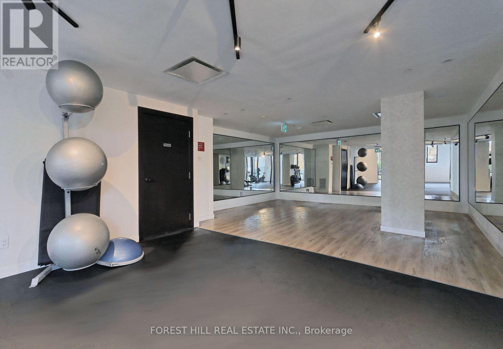 #725 2300 ST CLAIR AVENUE W - 39
