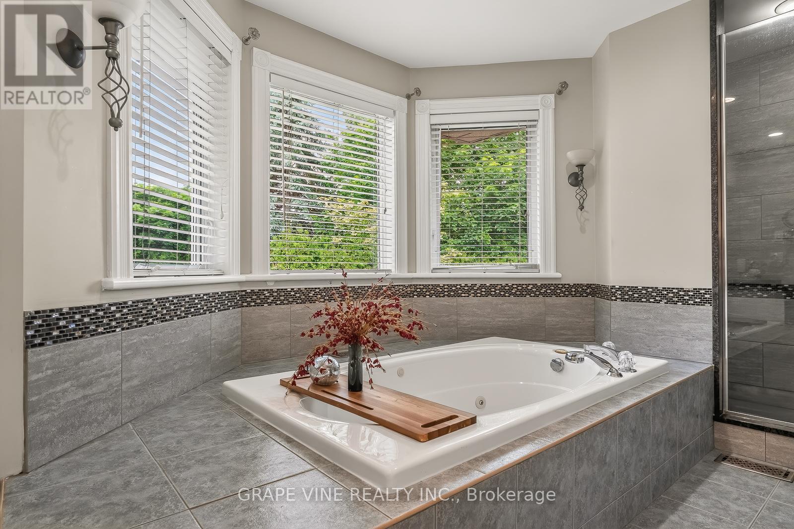 4 CARBERY DRIVE - 32