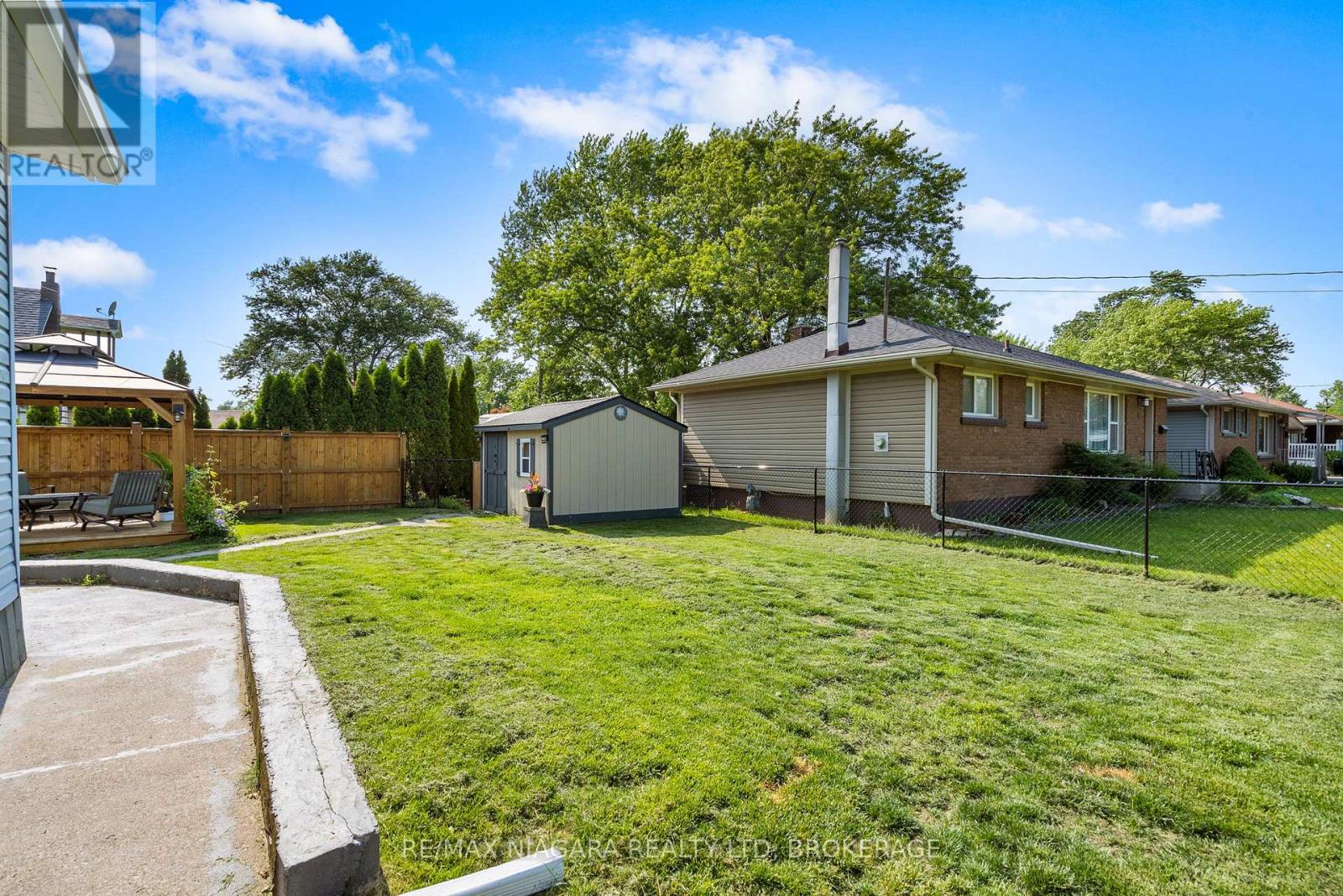 809 BROADWAY AVENUE - 21