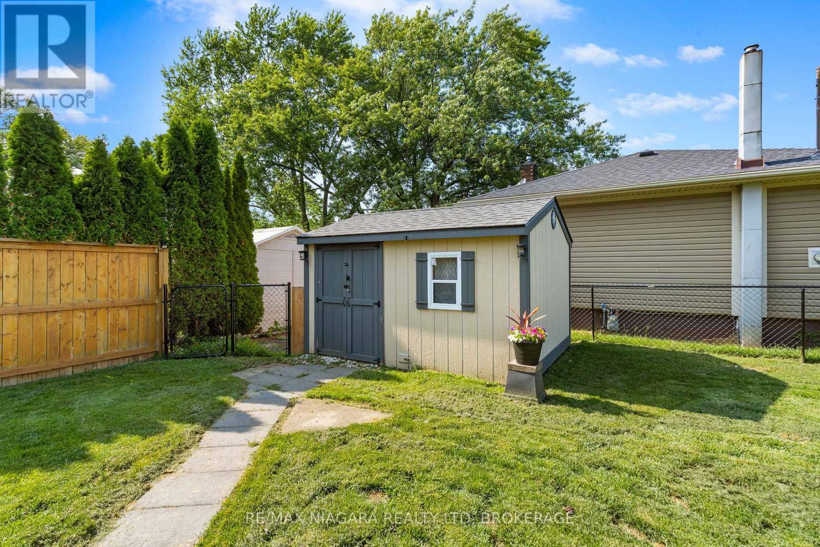 809 BROADWAY AVENUE - 23
