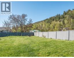 Full bathroom - 814 10th Street, Castlegar, BC V1N2H8 Photo 8