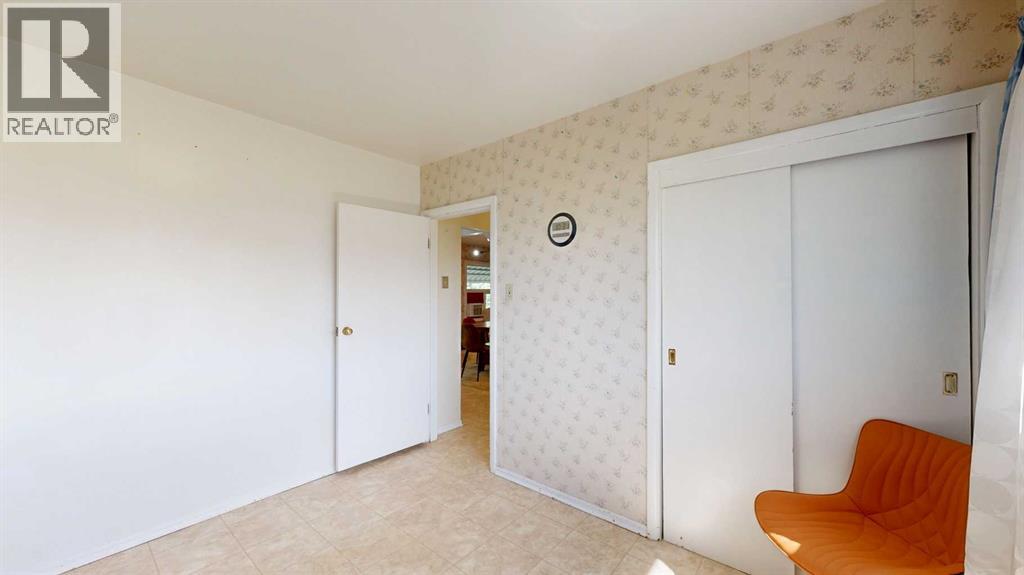 5009 44 Street — photo 18