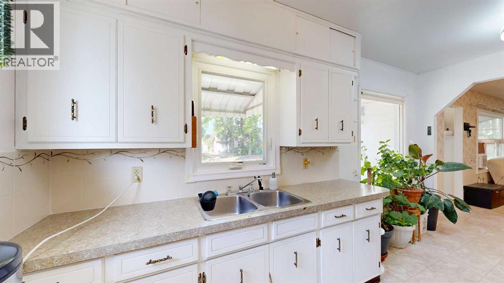 5009 44 Street — photo 11