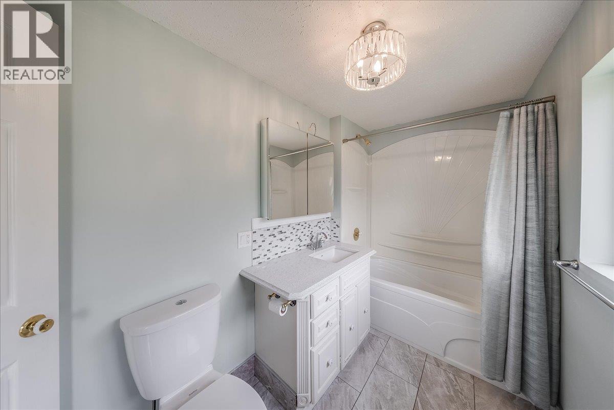 25 Davis Avenue - 37