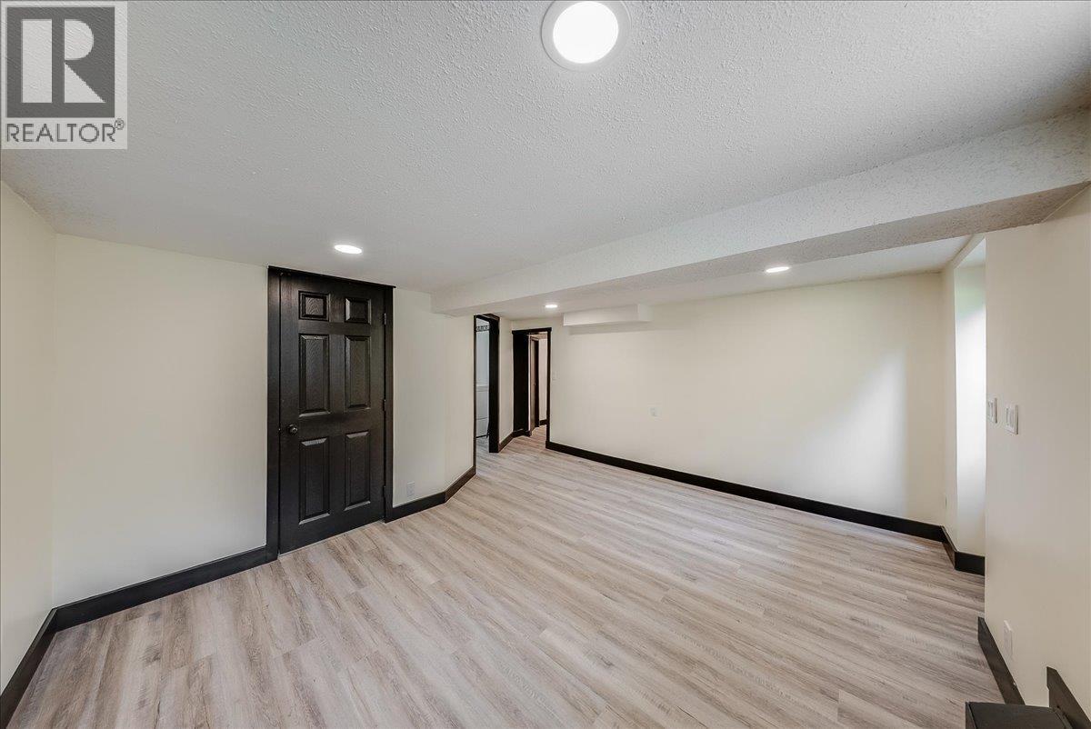 25 Davis Avenue - 52