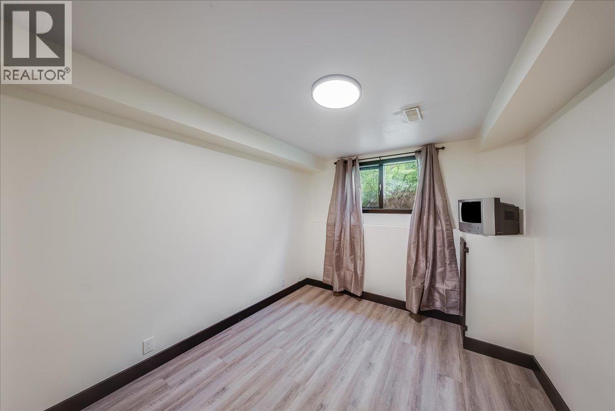 25 Davis Avenue - 54