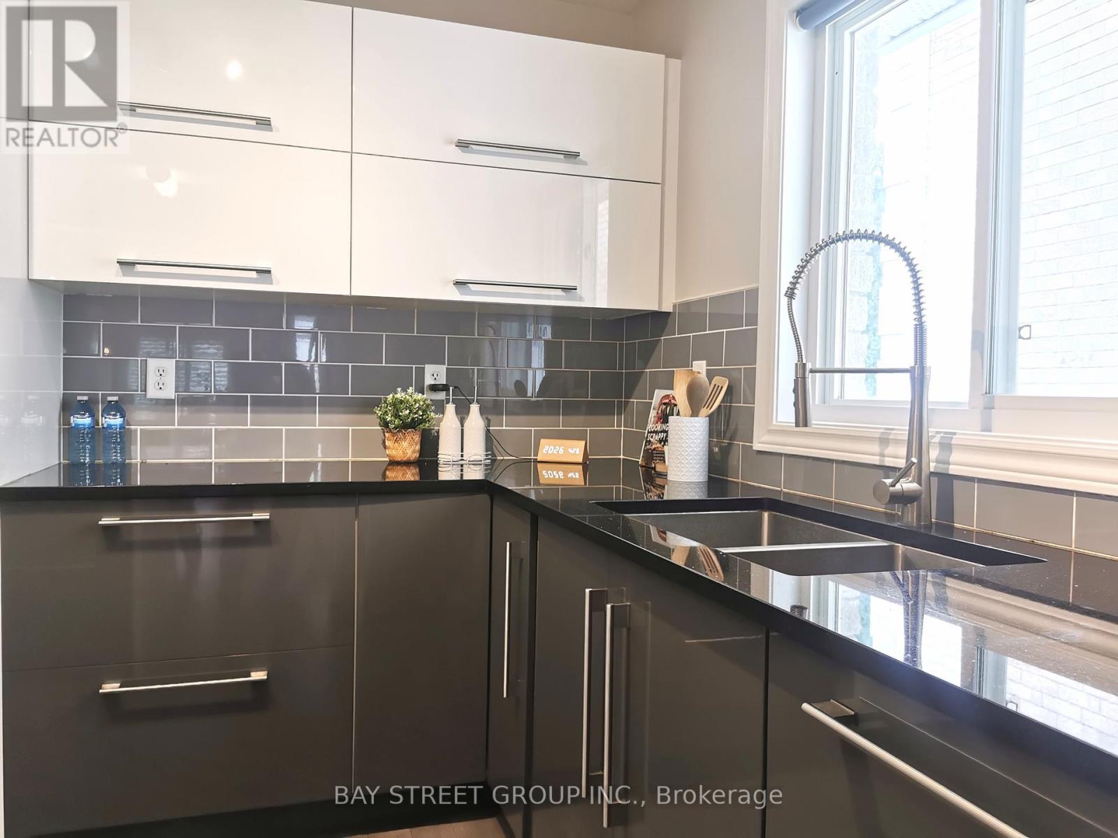 19 FALCON CRESCENT - 10