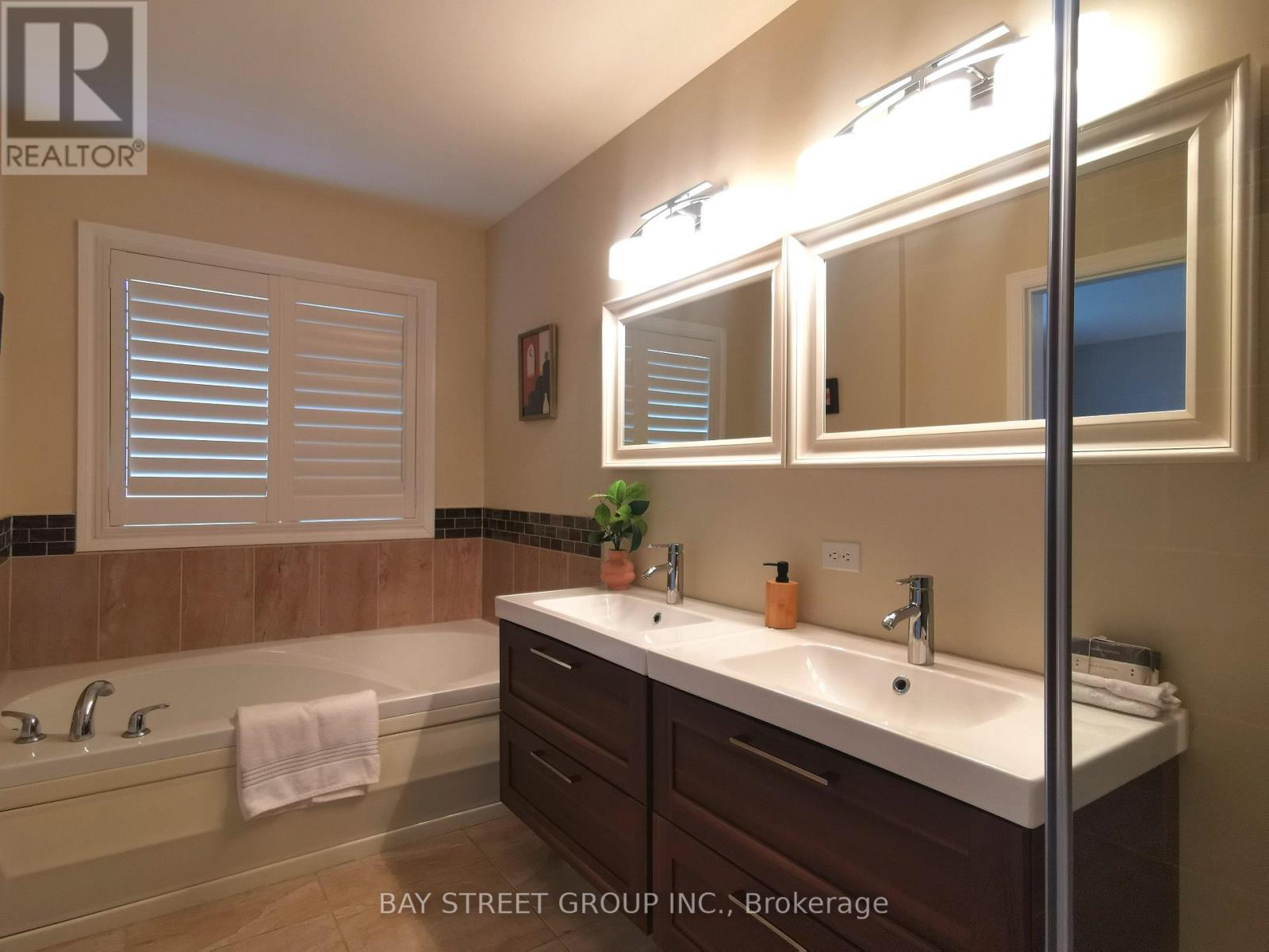 19 FALCON CRESCENT - 19