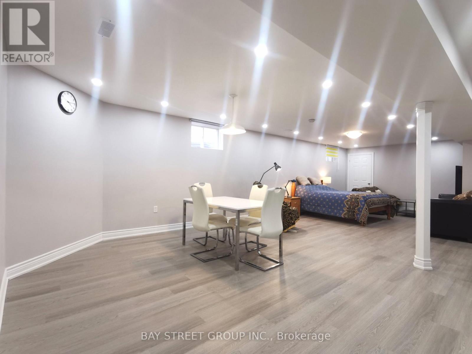 19 FALCON CRESCENT - 22