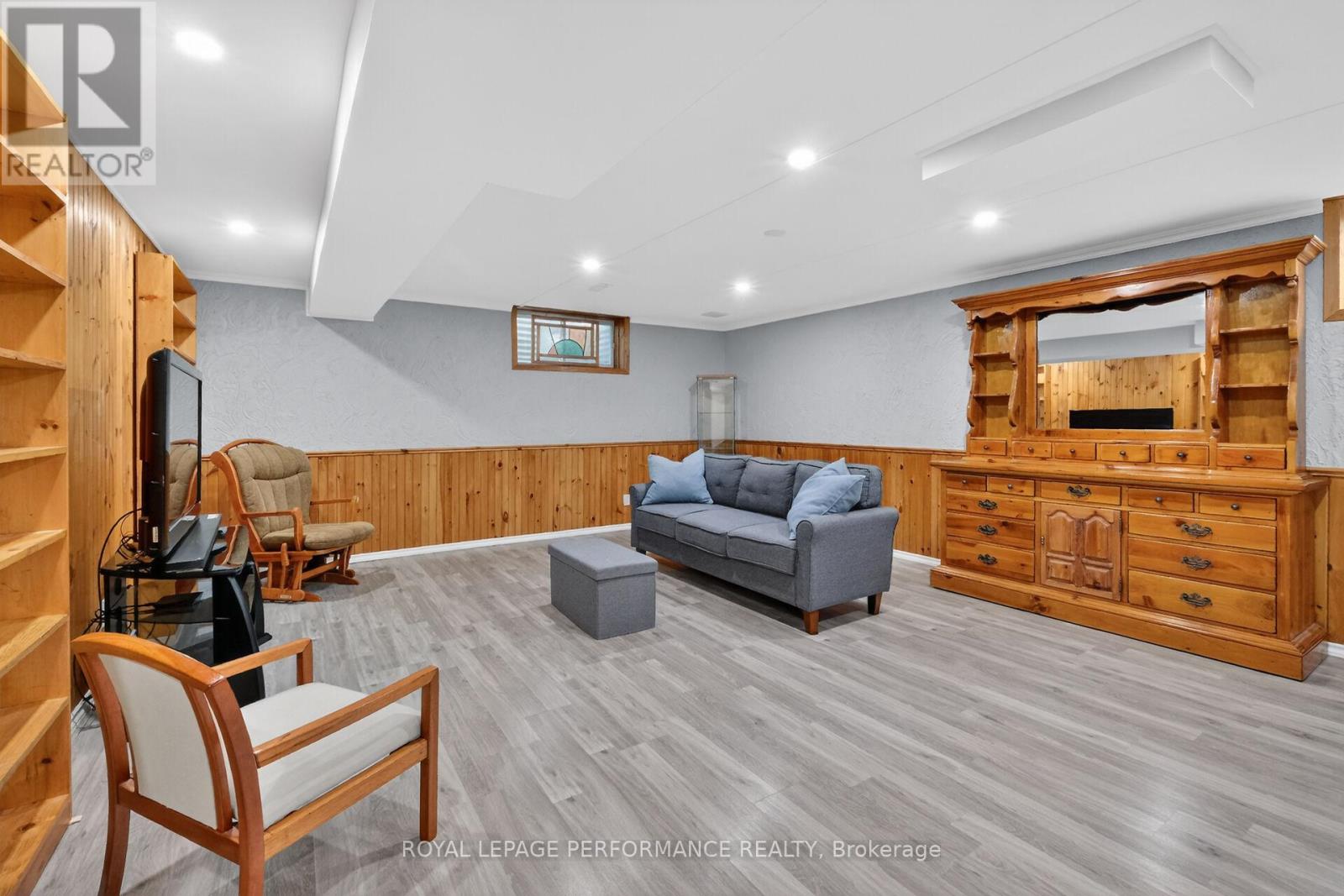 569 PRINCESS LOUISE DRIVE - 33