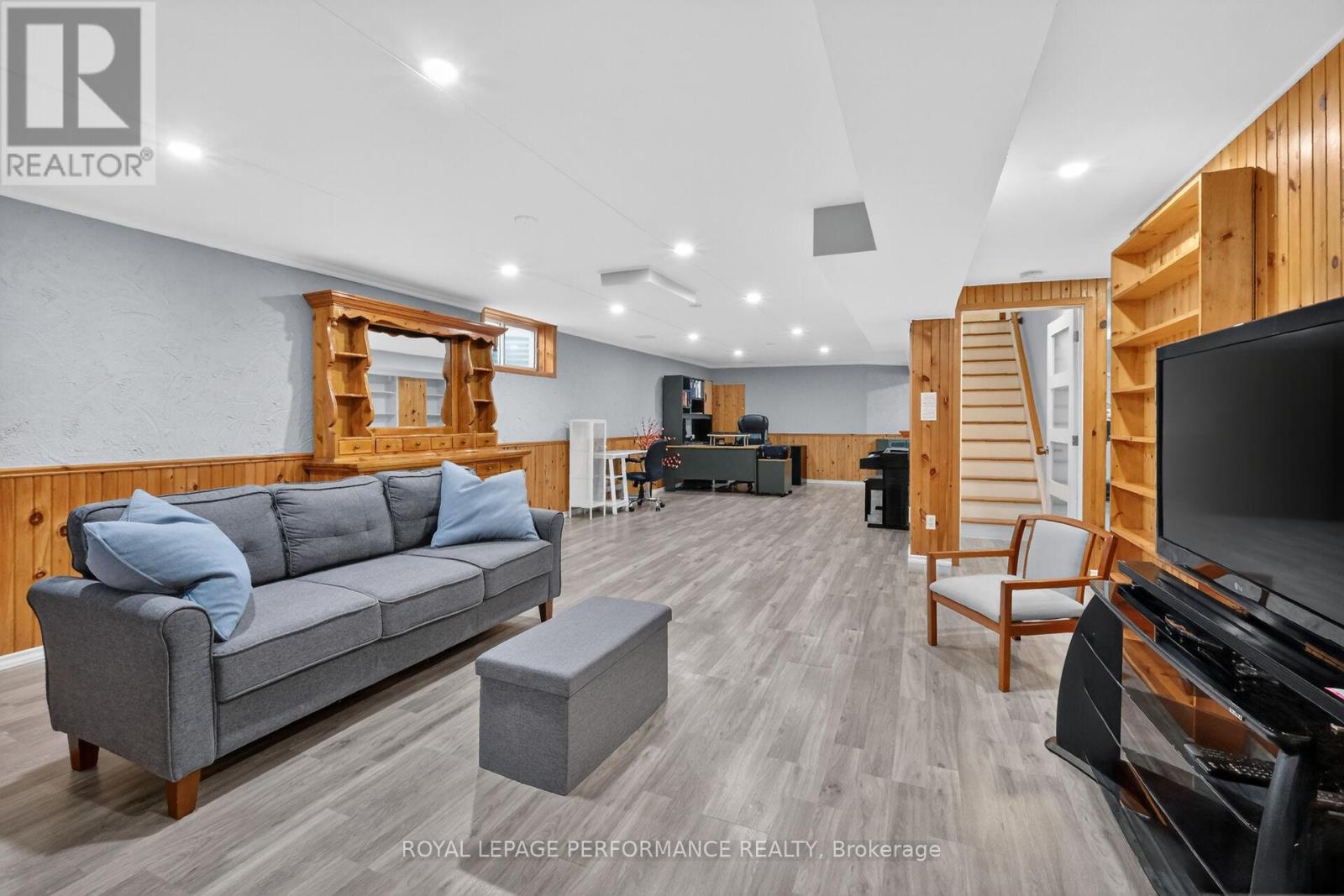 569 PRINCESS LOUISE DRIVE - 34