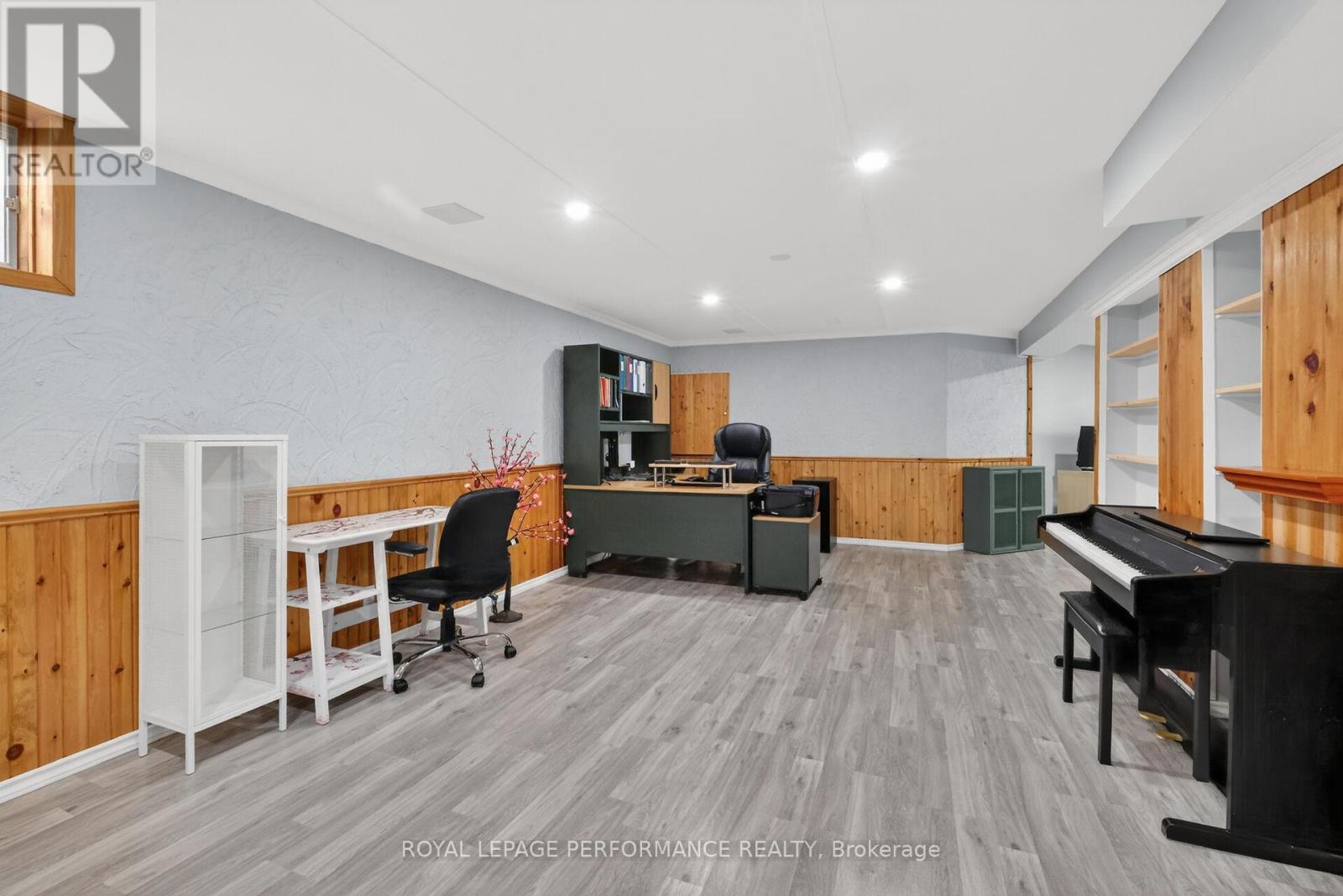 569 PRINCESS LOUISE DRIVE - 35