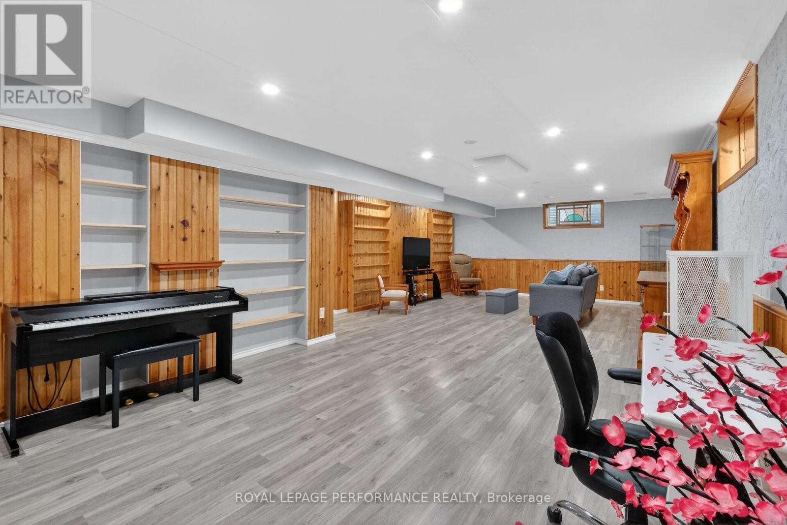 569 PRINCESS LOUISE DRIVE - 36