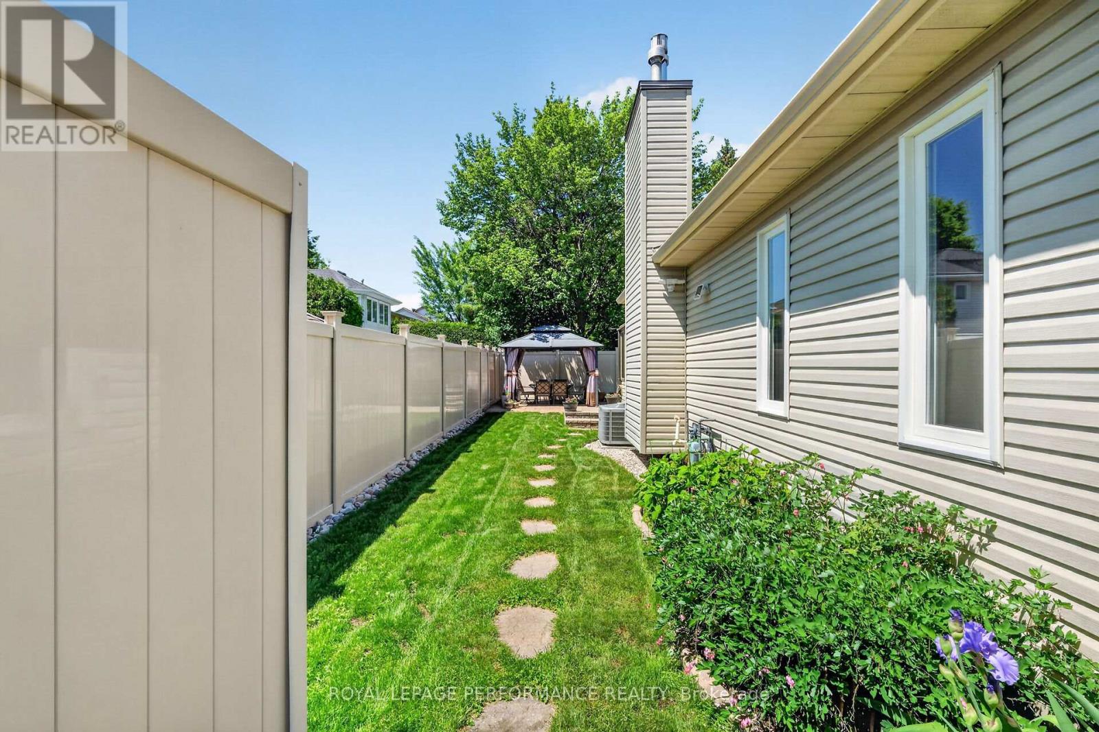 569 PRINCESS LOUISE DRIVE - 42