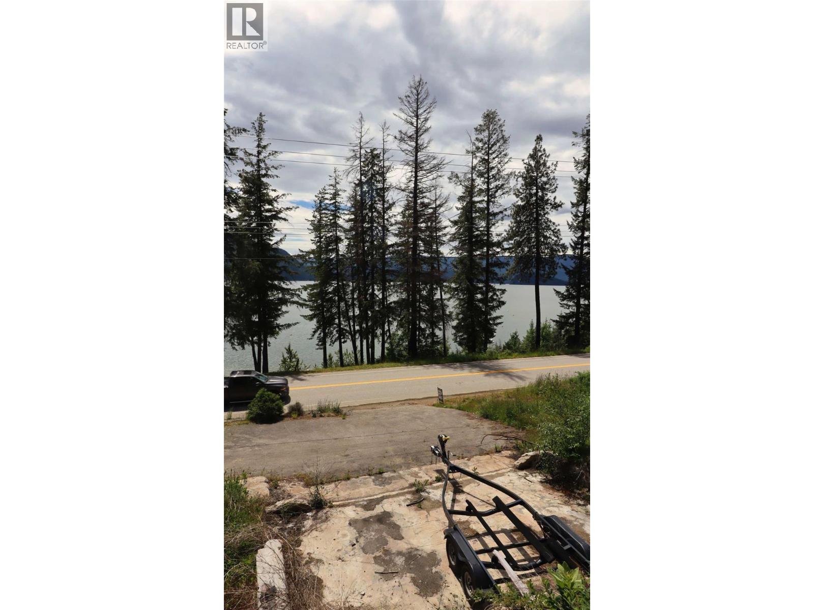 5185 Squilax Anglemont Road, Celista