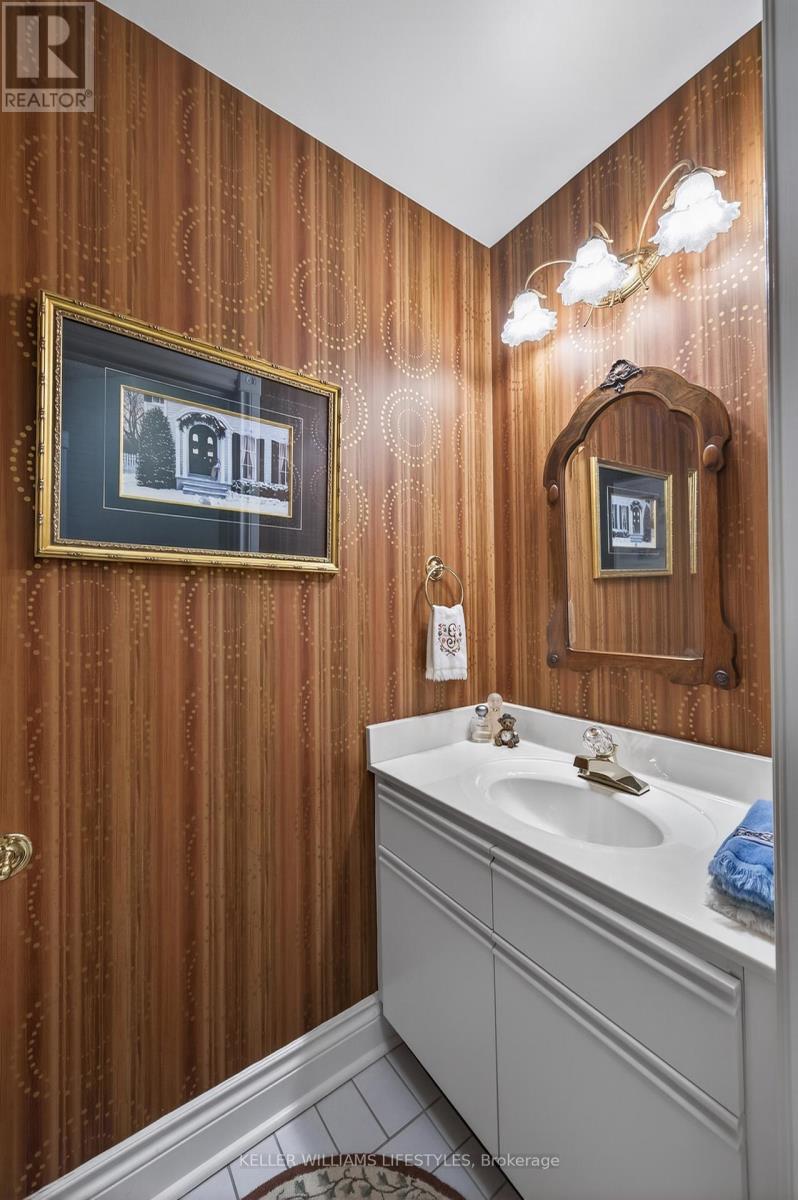 #205 460 WELLINGTON STREET - 23