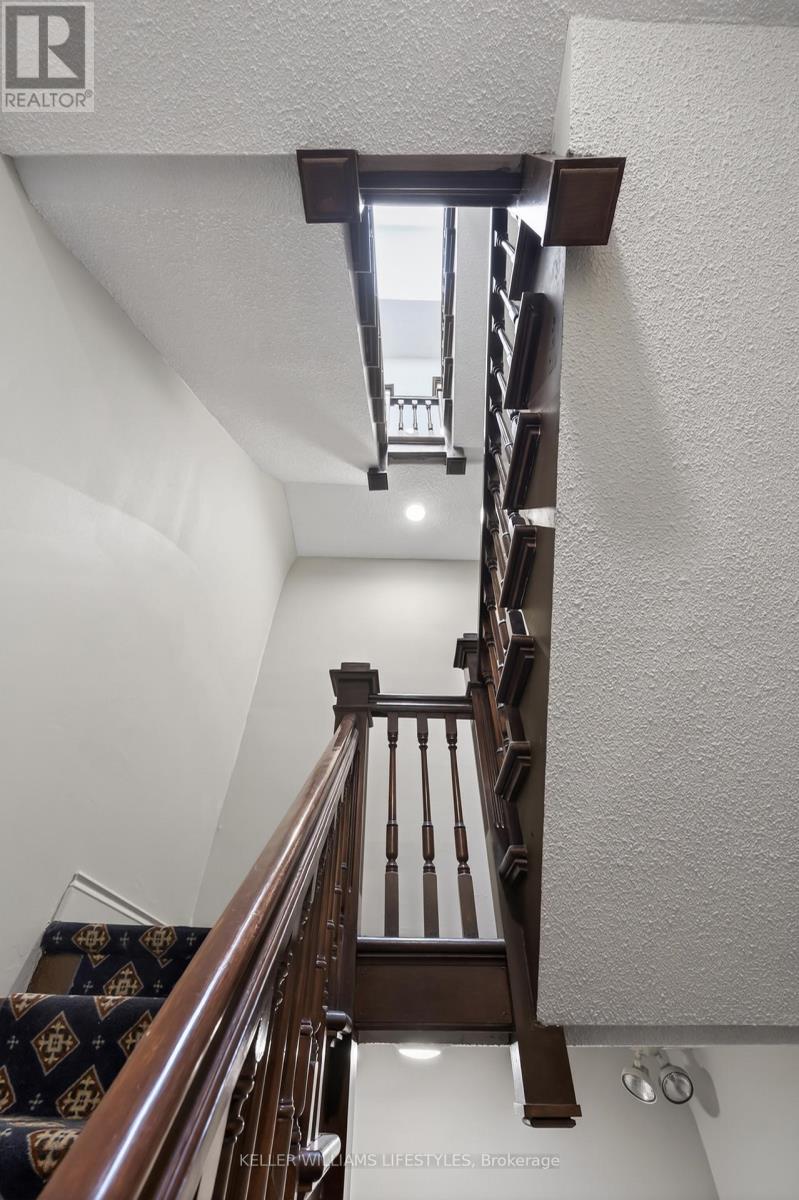 #205 460 WELLINGTON STREET - 25
