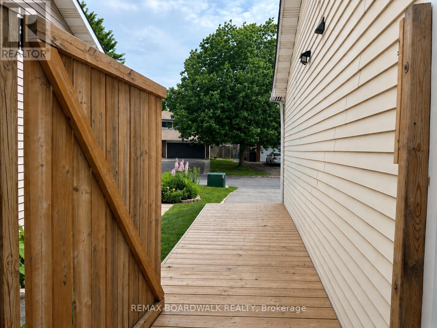 3 Bed, 2 Bath House for Rent in Ottawa – 4396 WHITTAKER CRESCENT, Ottawa – MLS# X13449180 - Image 37