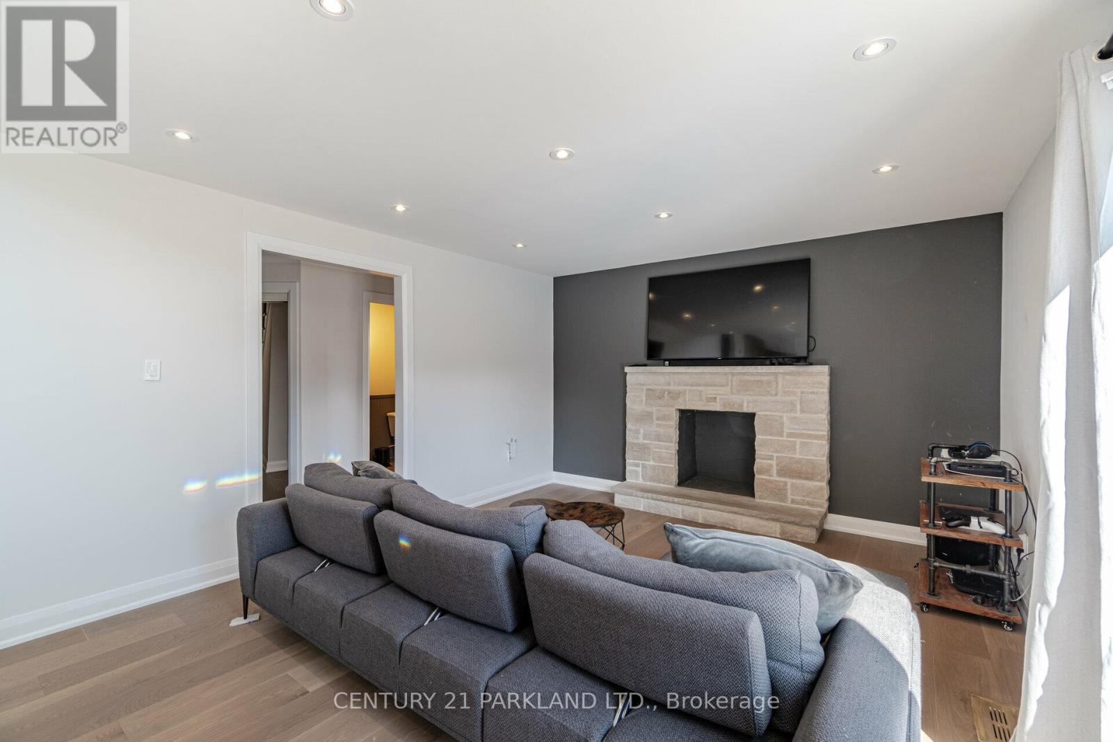 21 HEDA COURT - 18
