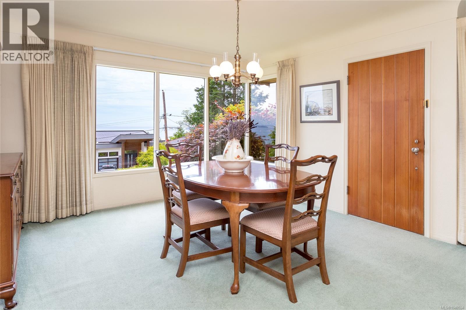  922 Claremont Avenue, Saanich
