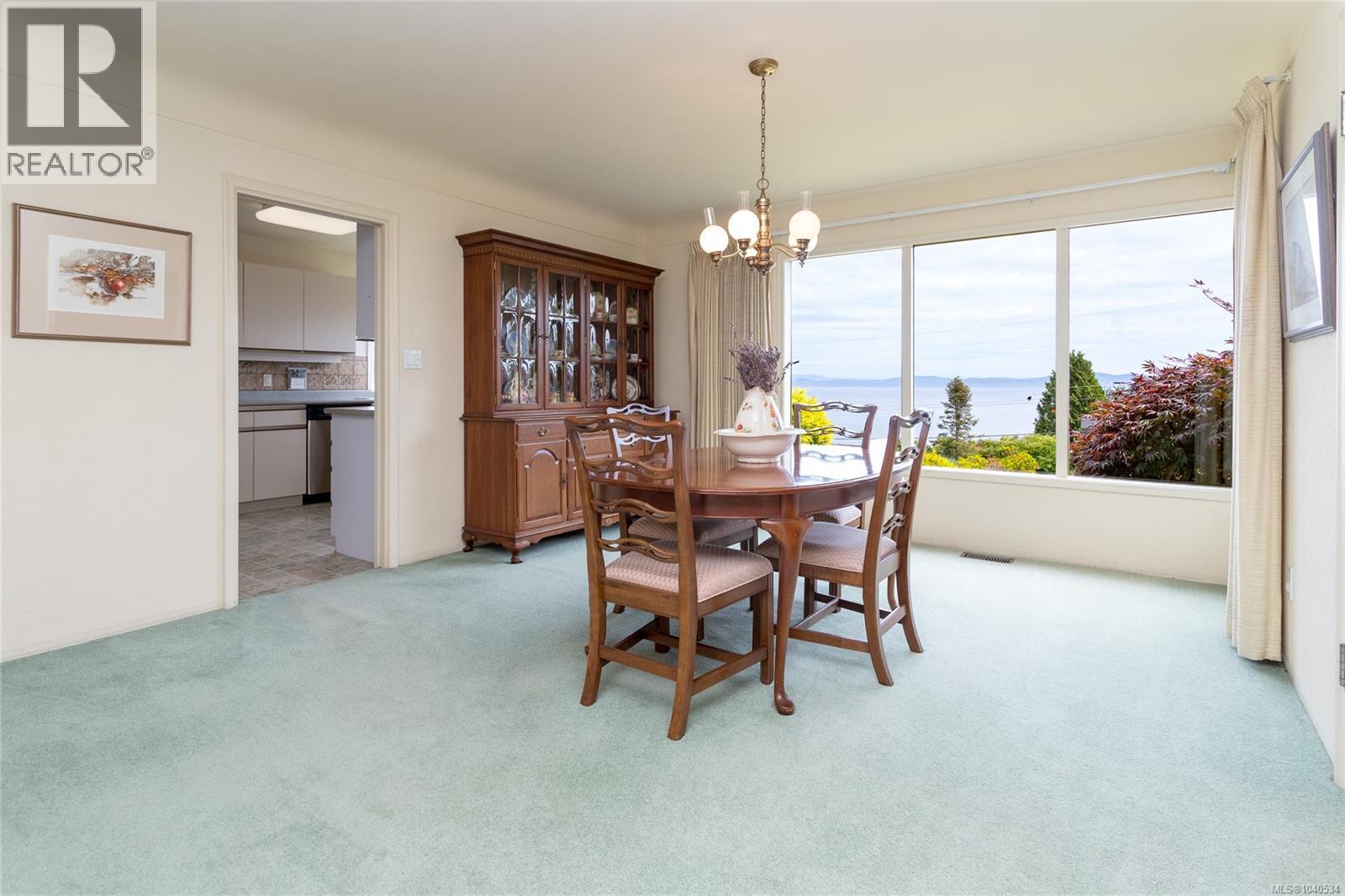  922 Claremont Avenue, Saanich