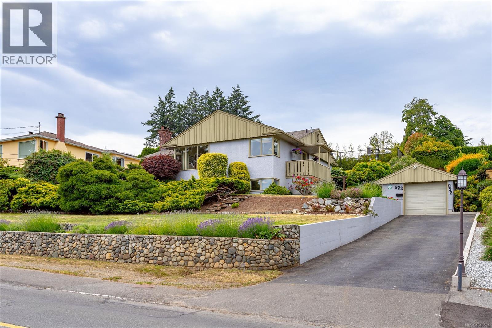  922 Claremont Avenue, Saanich