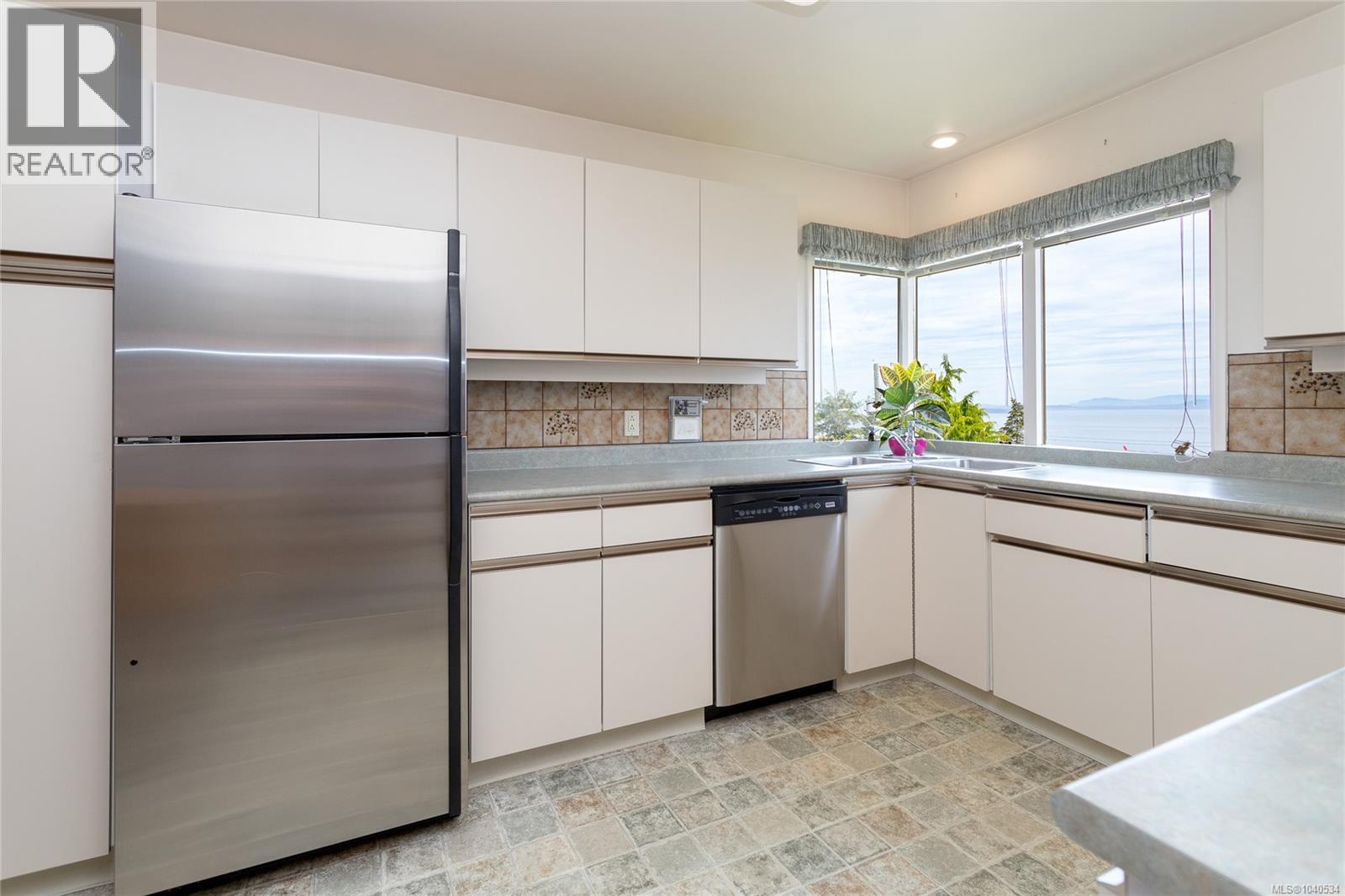  922 Claremont Avenue, Saanich