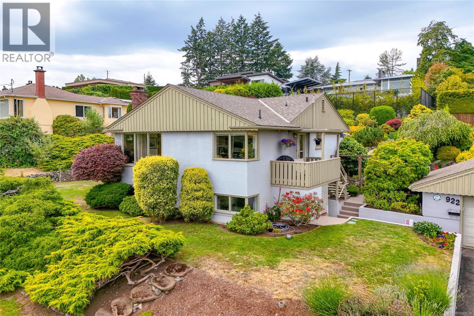  922 Claremont Avenue, Saanich