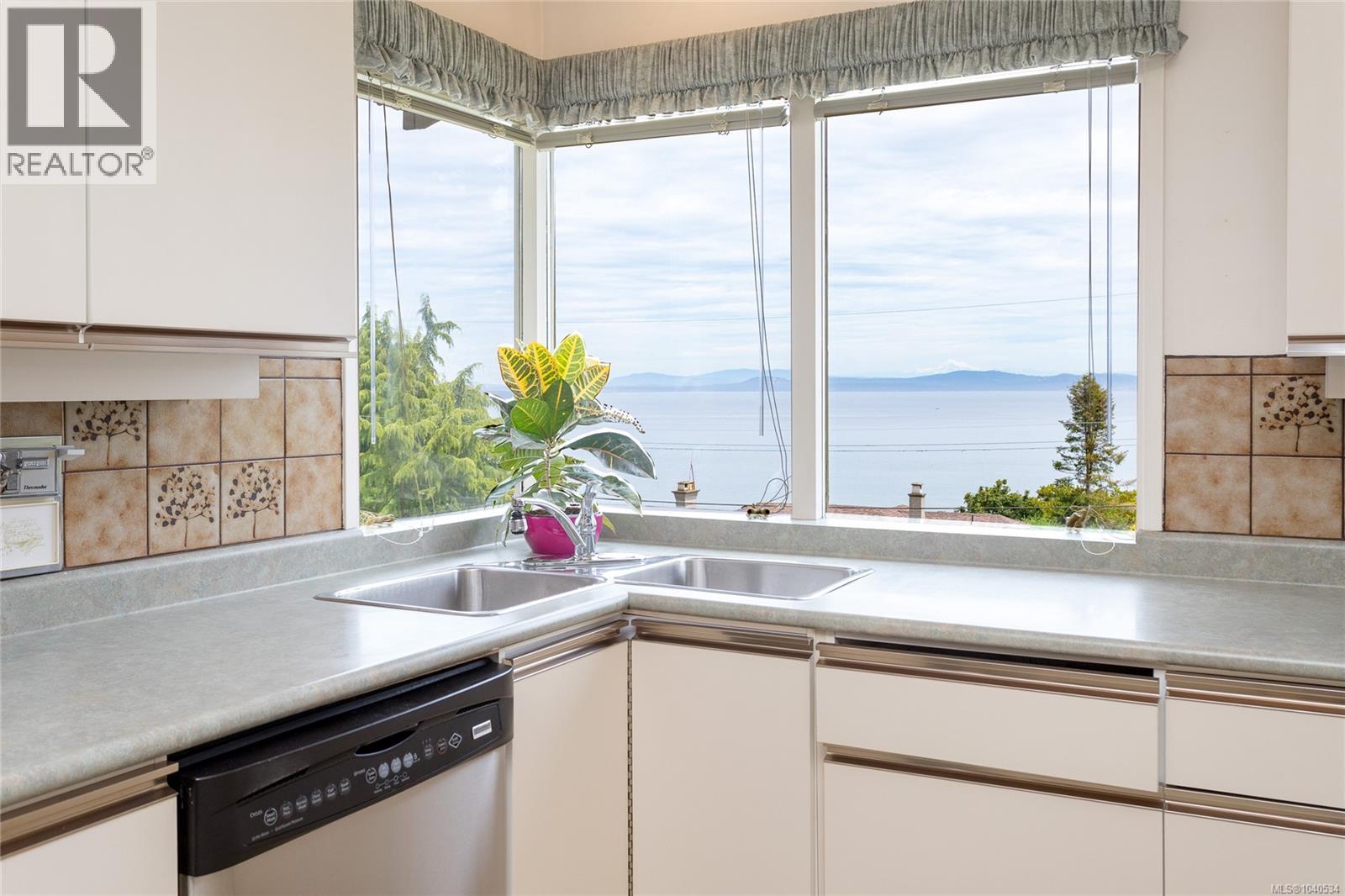  922 Claremont Avenue, Saanich