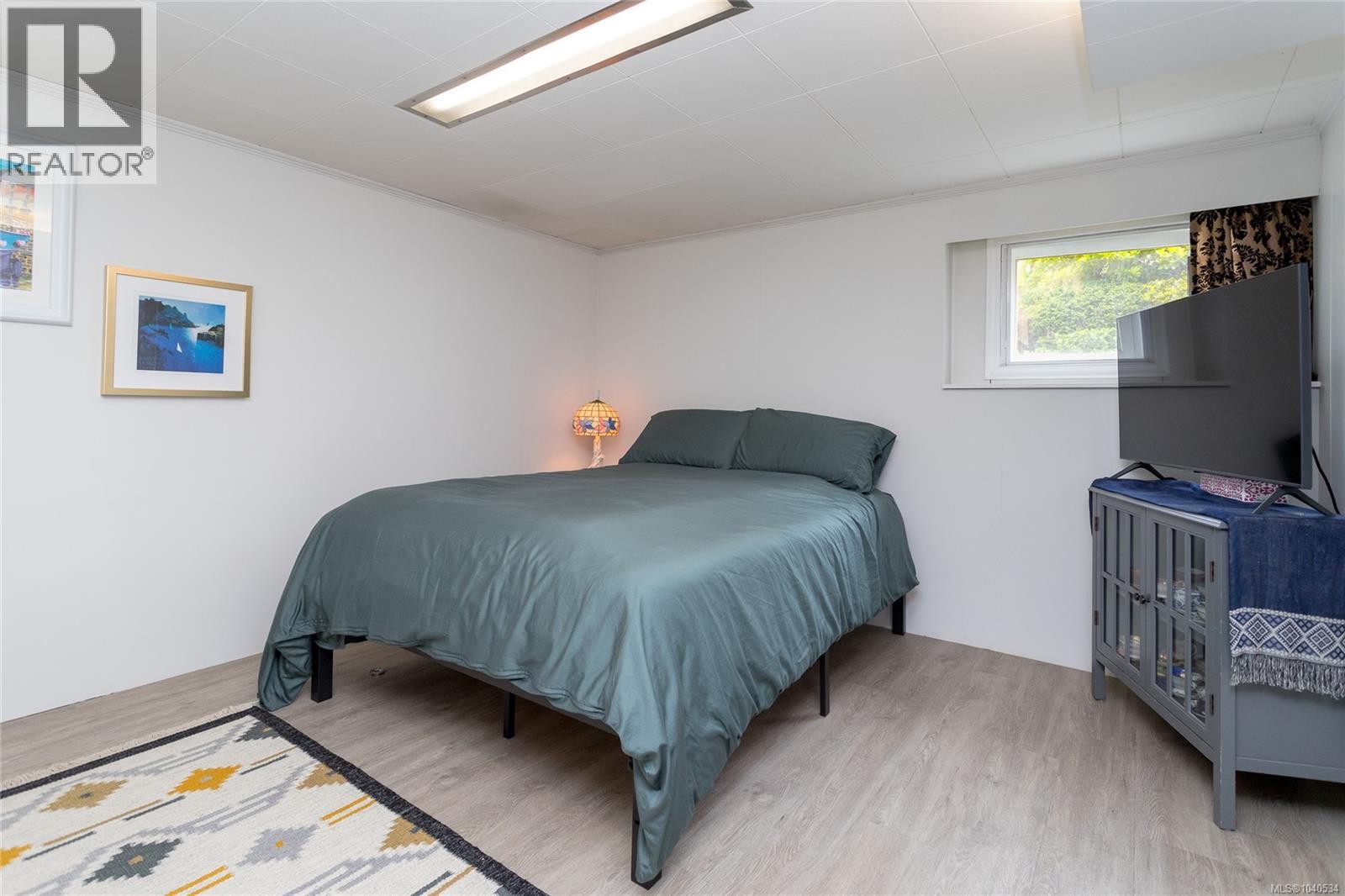  922 Claremont Avenue, Saanich