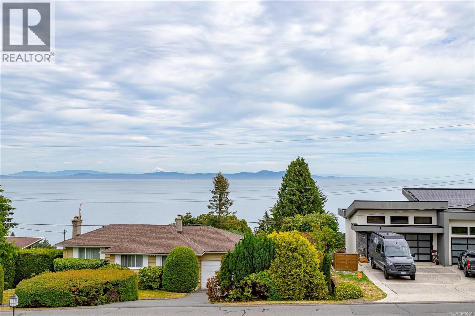  922 Claremont Avenue, Saanich