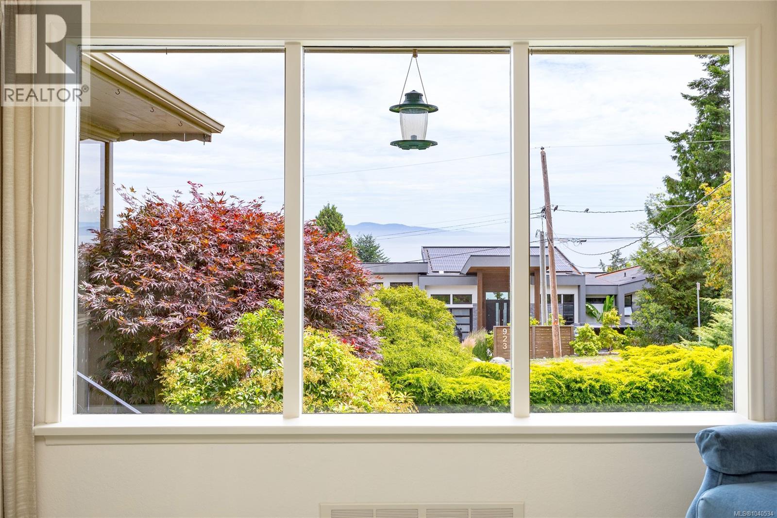  922 Claremont Avenue, Saanich