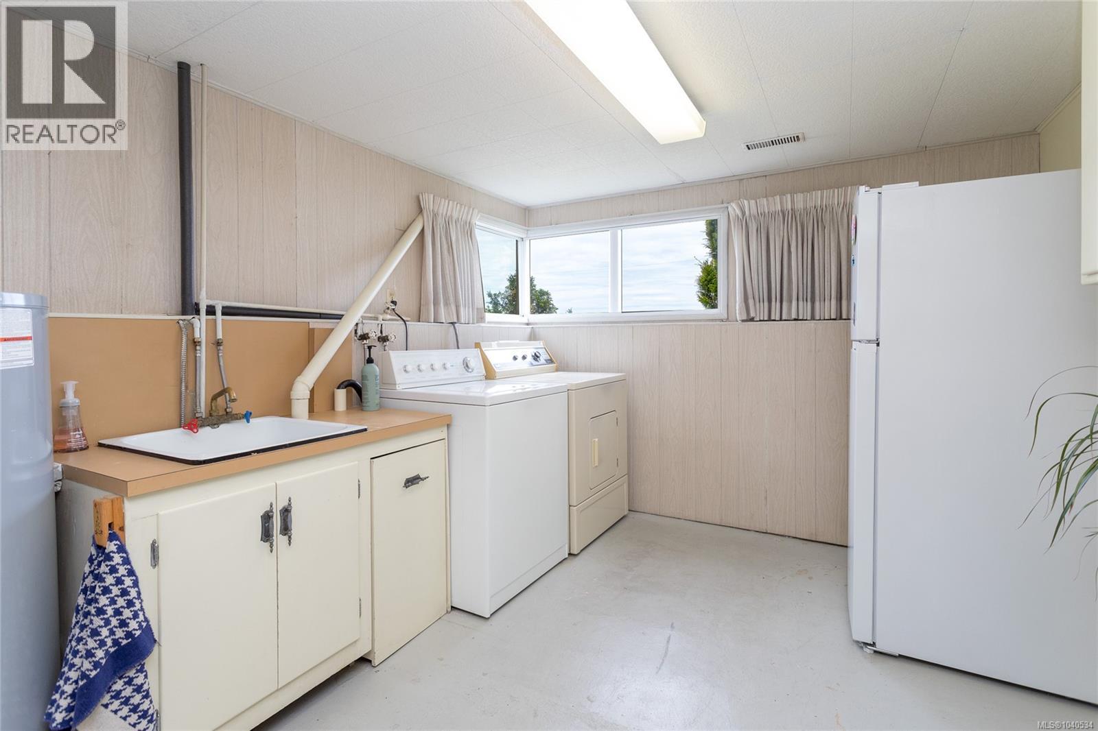  922 Claremont Avenue, Saanich