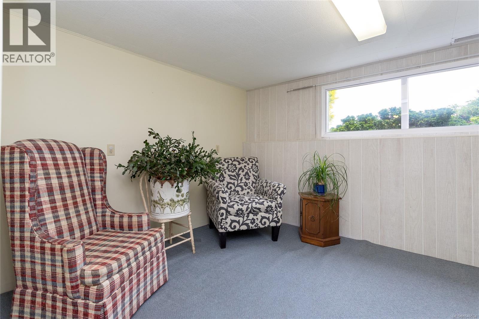  922 Claremont Avenue, Saanich