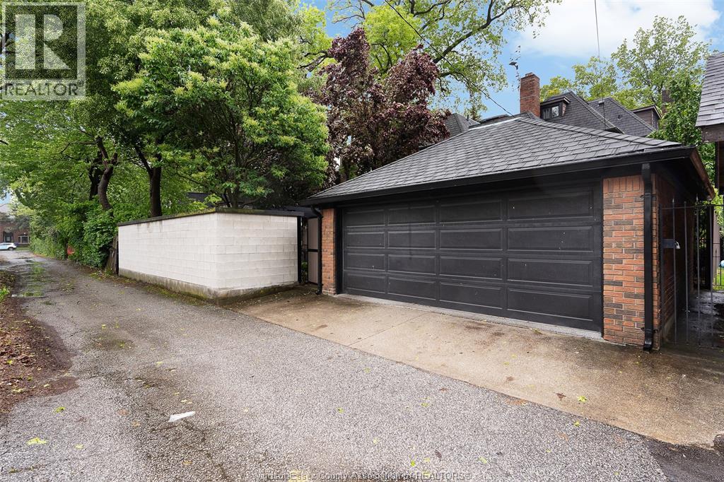 2032 WILLISTEAD CRESCENT - 10