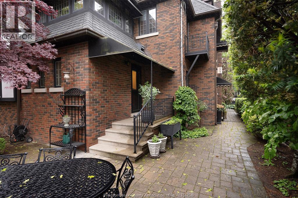 2032 WILLISTEAD CRESCENT - 11