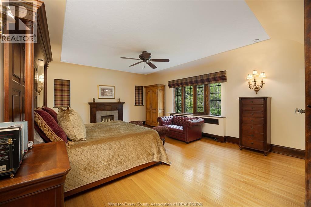 2032 WILLISTEAD CRESCENT - 31