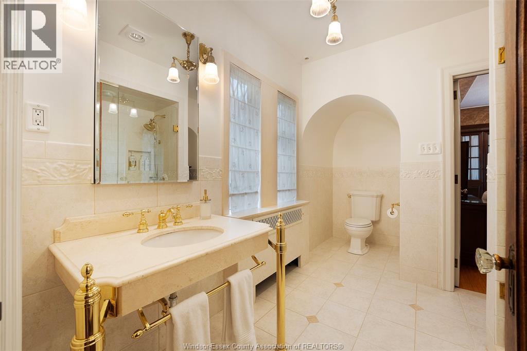 2032 WILLISTEAD CRESCENT - 34