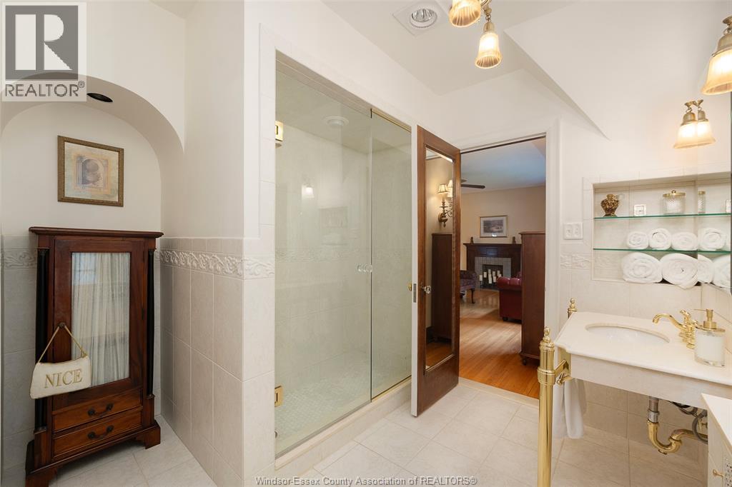 2032 WILLISTEAD CRESCENT - 35