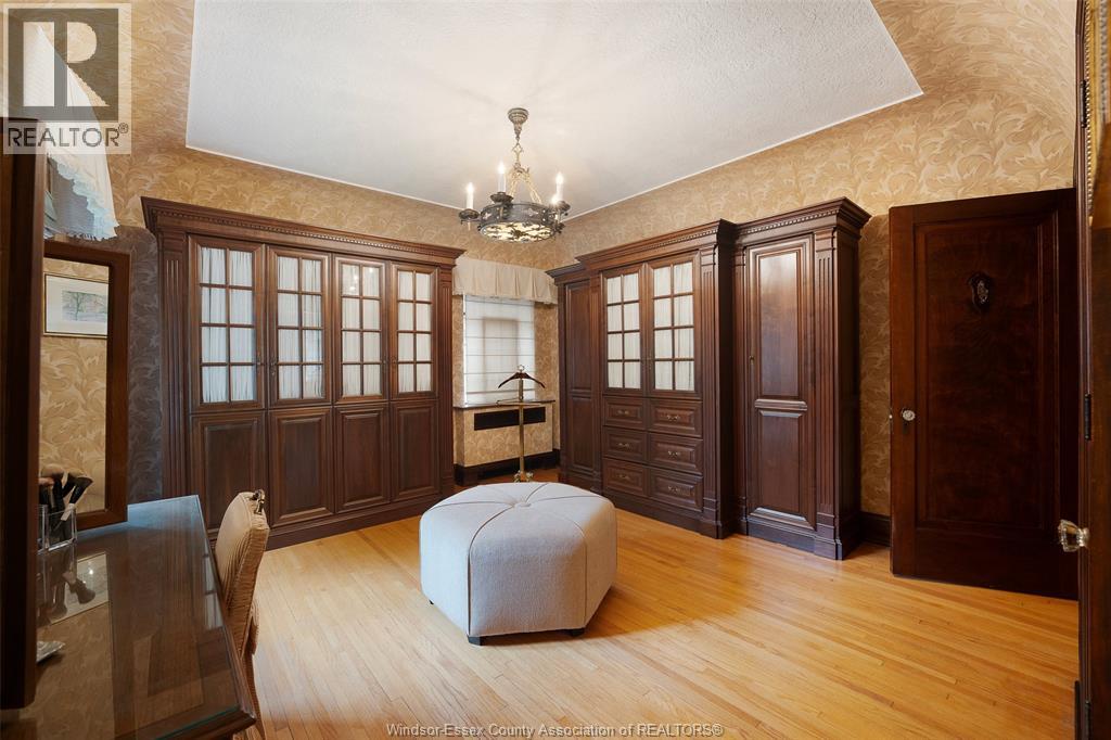 2032 WILLISTEAD CRESCENT - 36