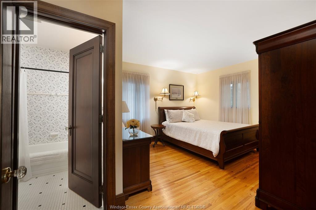 2032 WILLISTEAD CRESCENT - 39