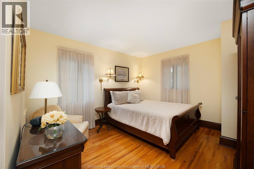 2032 WILLISTEAD CRESCENT - 40
